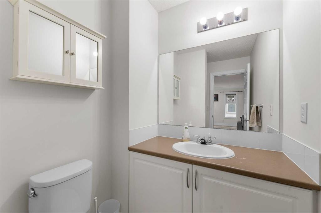 27 Cedarwood Lane Sw, Calgary, AB - Indoor Photo Showing Bathroom