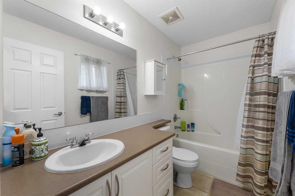 27 Cedarwood Lane Sw, Calgary, AB - Indoor Photo Showing Bathroom