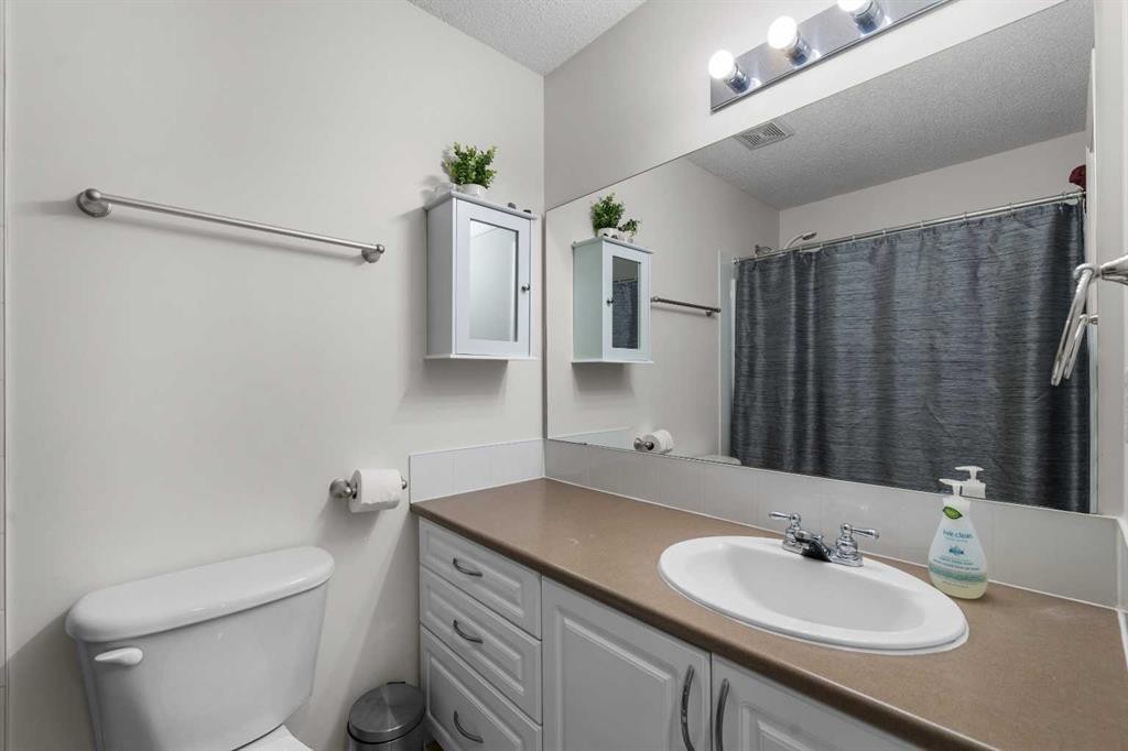 27 Cedarwood Lane Sw, Calgary, AB - Indoor Photo Showing Bathroom