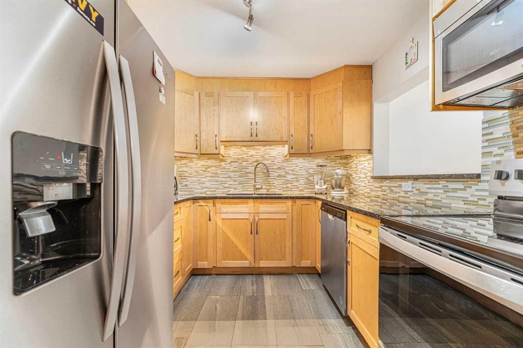 410-3730 50 Street Nw, Calgary, AB - Indoor Photo Showing Kitchen With Upgraded Kitchen