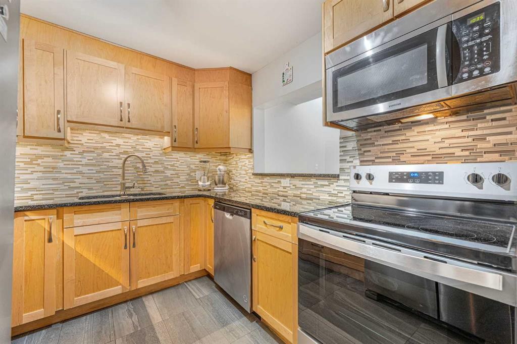 410-3730 50 Street Nw, Calgary, AB - Indoor Photo Showing Kitchen