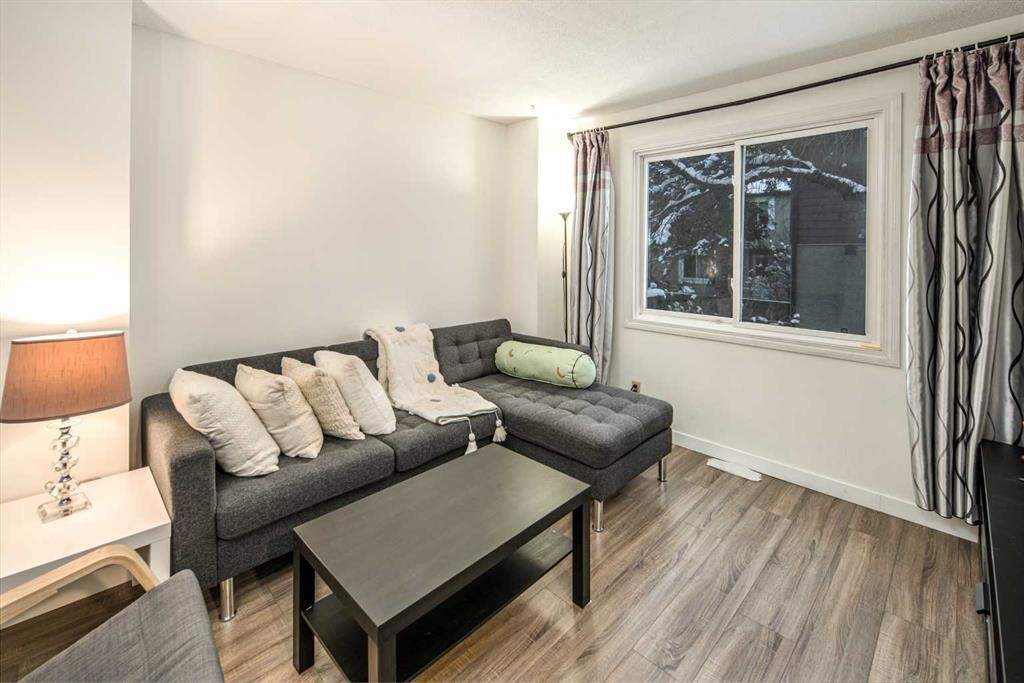 33-4936 Dalton Drive Nw, Calgary, AB - Indoor Photo Showing Other Room