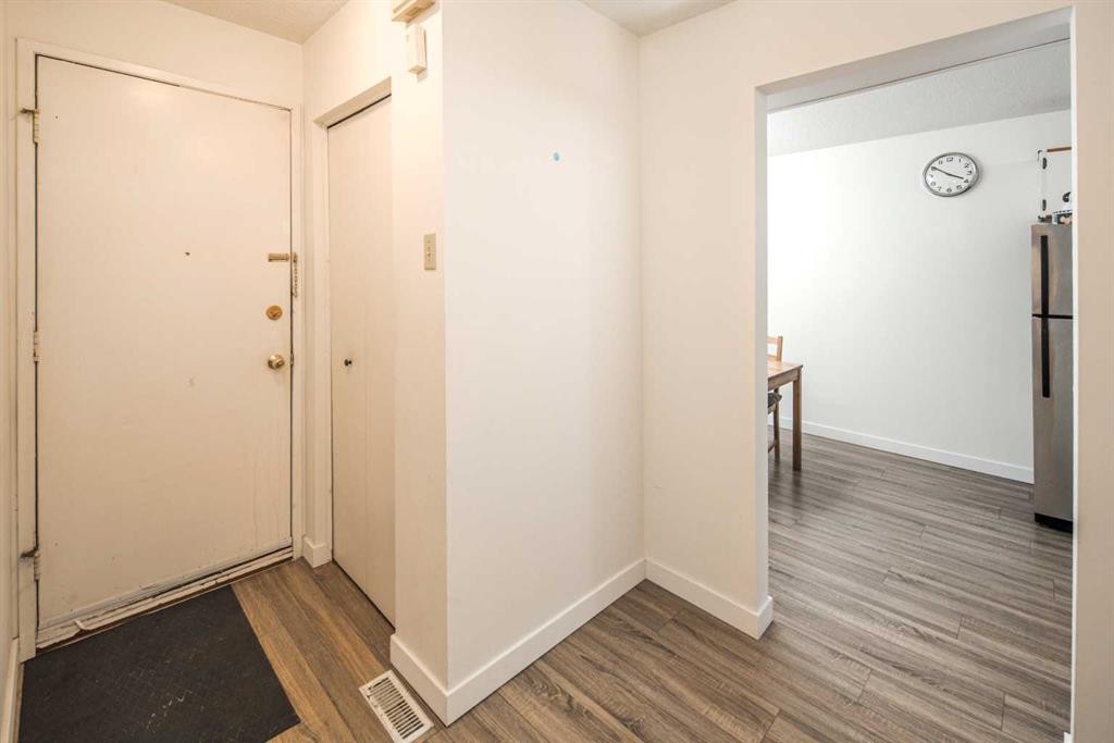 33-4936 Dalton Drive Nw, Calgary, AB - Indoor Photo Showing Other Room