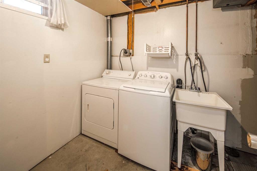 33-4936 Dalton Drive Nw, Calgary, AB - Indoor Photo Showing Laundry Room