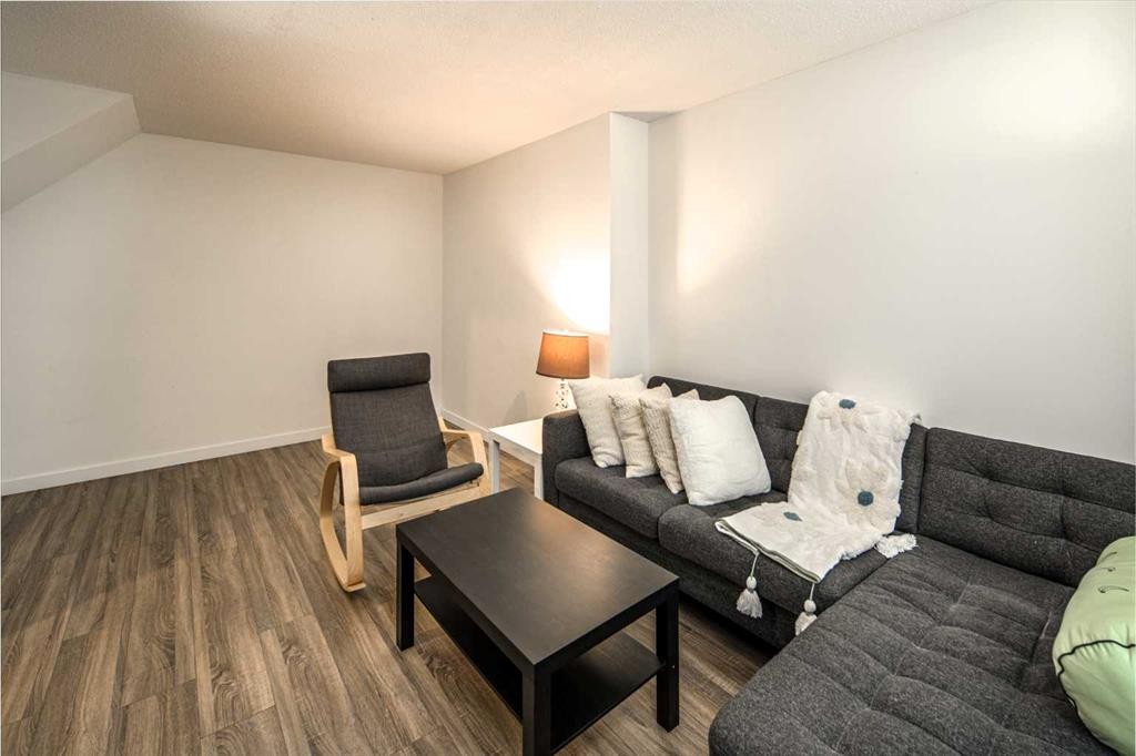 33-4936 Dalton Drive Nw, Calgary, AB - Indoor Photo Showing Living Room