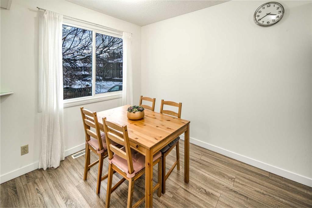 33-4936 Dalton Drive Nw, Calgary, AB - Indoor Photo Showing Dining Room