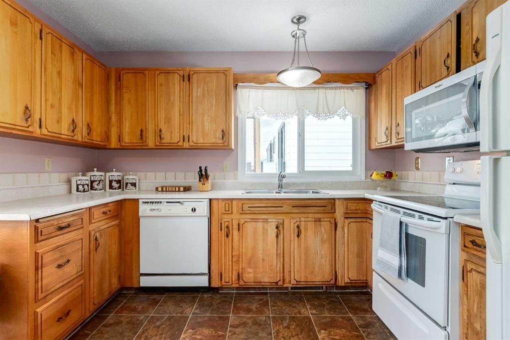 180 Maple Court Crescent Se, Calgary, AB - Indoor Photo Showing Kitchen With Double Sink