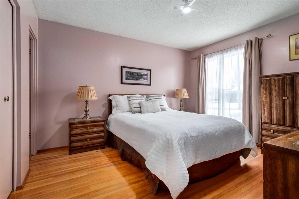 180 Maple Court Crescent Se, Calgary, AB - Indoor Photo Showing Bedroom