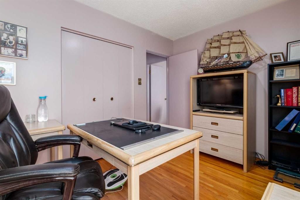 180 Maple Court Crescent Se, Calgary, AB - Indoor Photo Showing Other Room