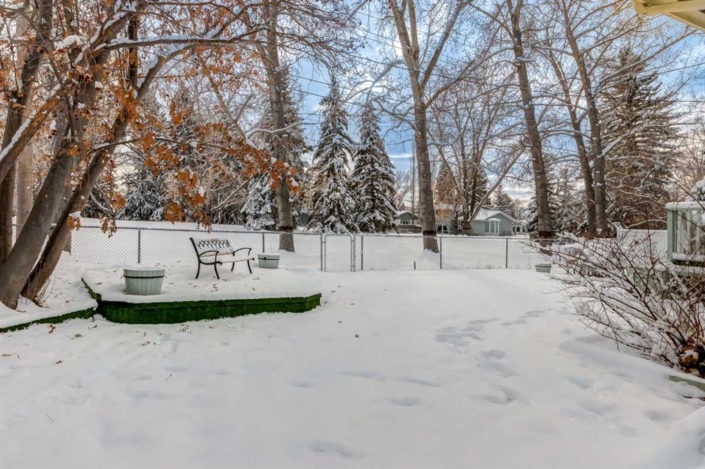 180 Maple Court Crescent Se, Calgary, AB - Outdoor