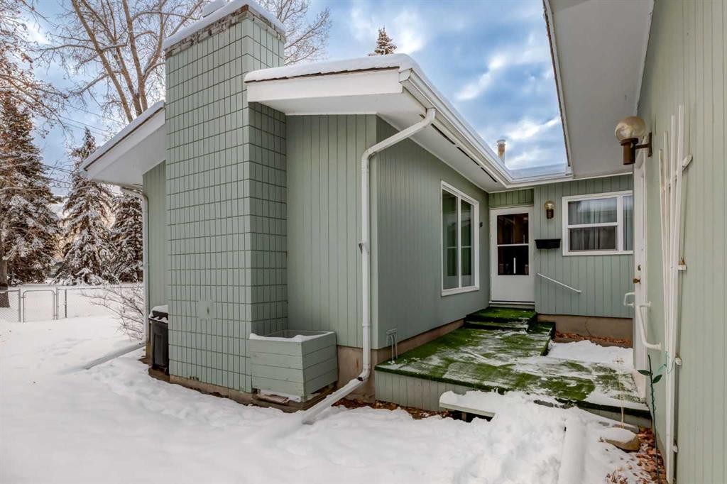 180 Maple Court Crescent Se, Calgary, AB - Outdoor With Exterior