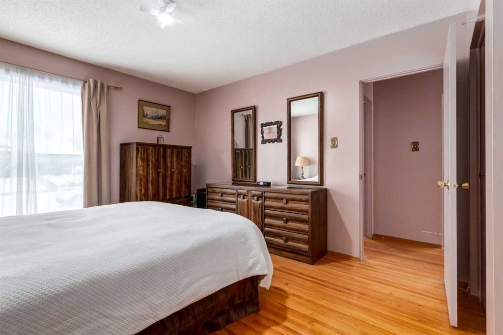 180 Maple Court Crescent Se, Calgary, AB - Indoor Photo Showing Bedroom