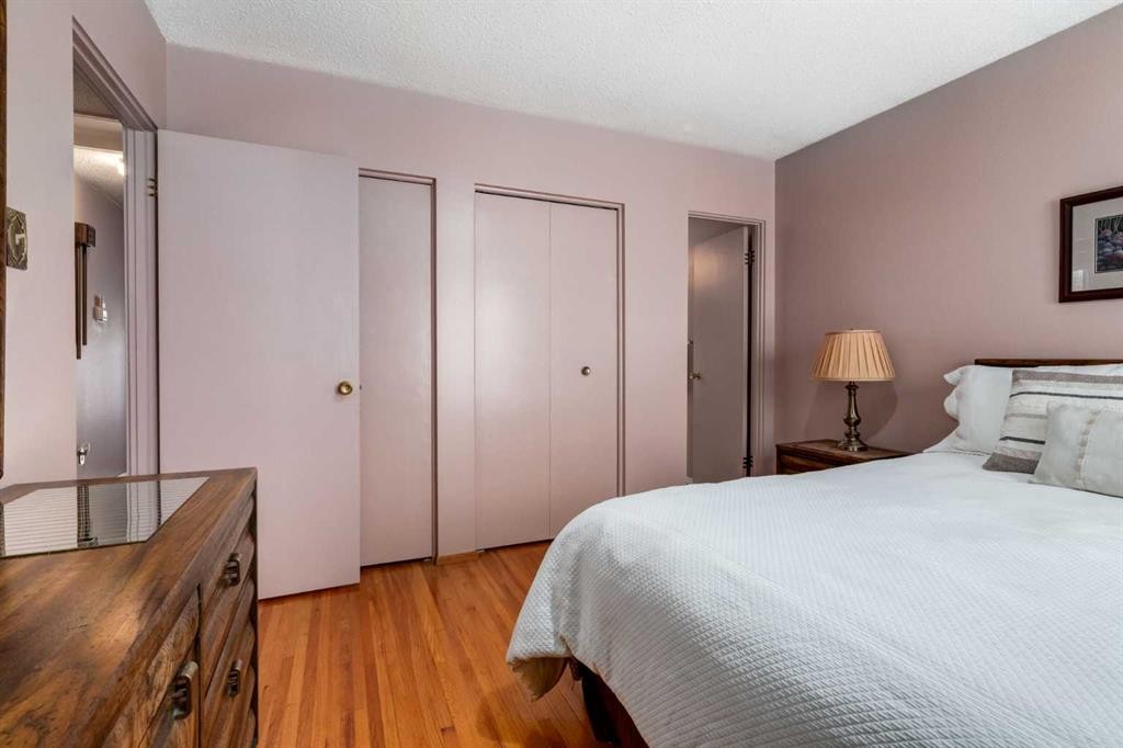 180 Maple Court Crescent Se, Calgary, AB - Indoor Photo Showing Bedroom