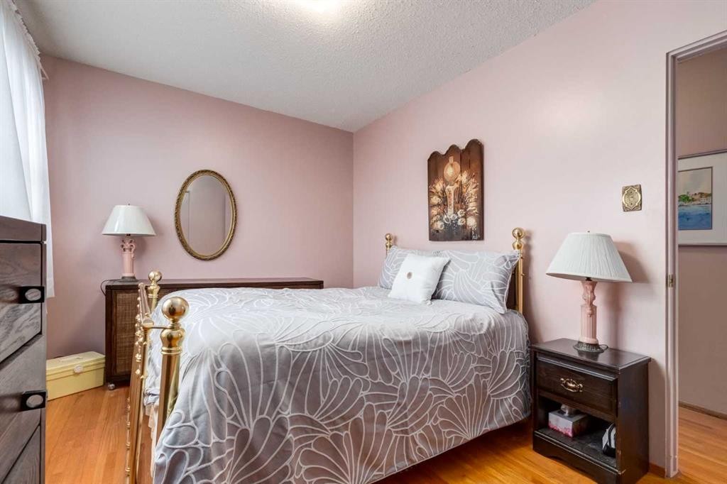 180 Maple Court Crescent Se, Calgary, AB - Indoor Photo Showing Bedroom
