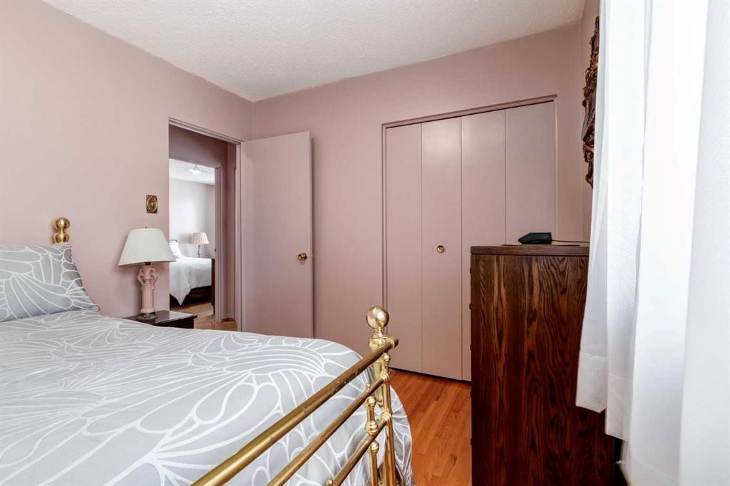 180 Maple Court Crescent Se, Calgary, AB - Indoor Photo Showing Bedroom