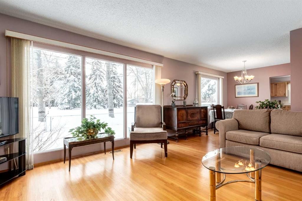 180 Maple Court Crescent Se, Calgary, AB - Indoor Photo Showing Living Room