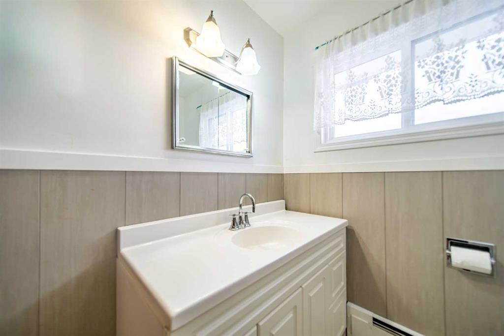 1109 40 Avenue Nw, Calgary, AB - Indoor Photo Showing Bathroom