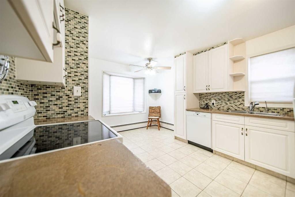 1109 40 Avenue Nw, Calgary, AB - Indoor Photo Showing Kitchen With Double Sink