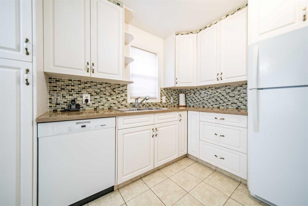 1109 40 Avenue Nw, Calgary, AB - Indoor Photo Showing Kitchen With Double Sink