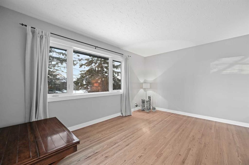 3124 49 Street Sw, Calgary, AB - Indoor Photo Showing Other Room