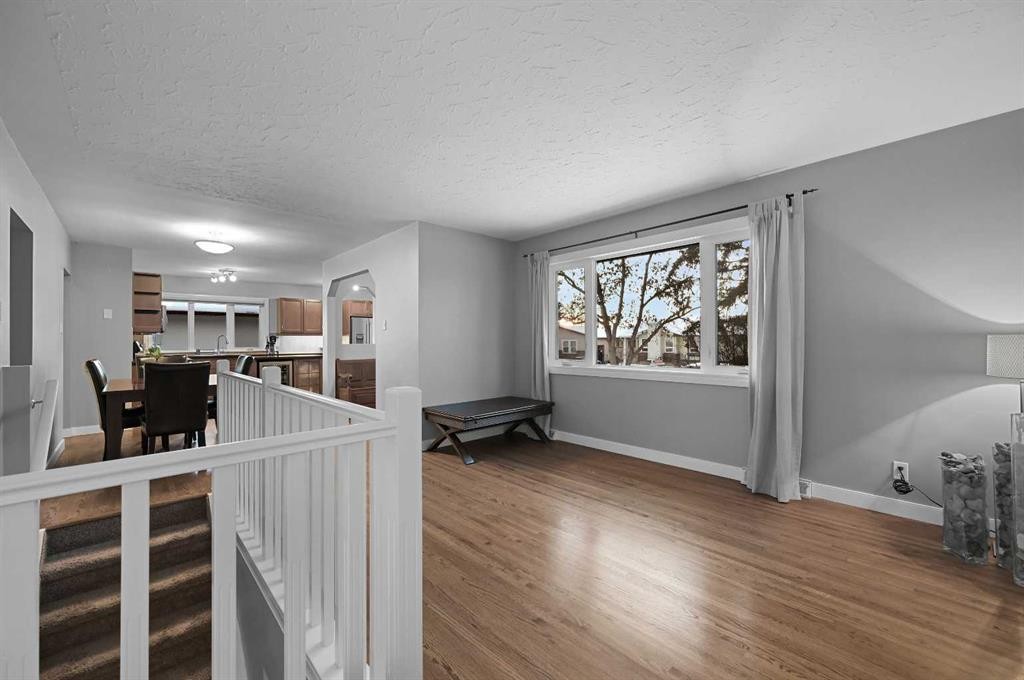3124 49 Street Sw, Calgary, AB - Indoor Photo Showing Other Room