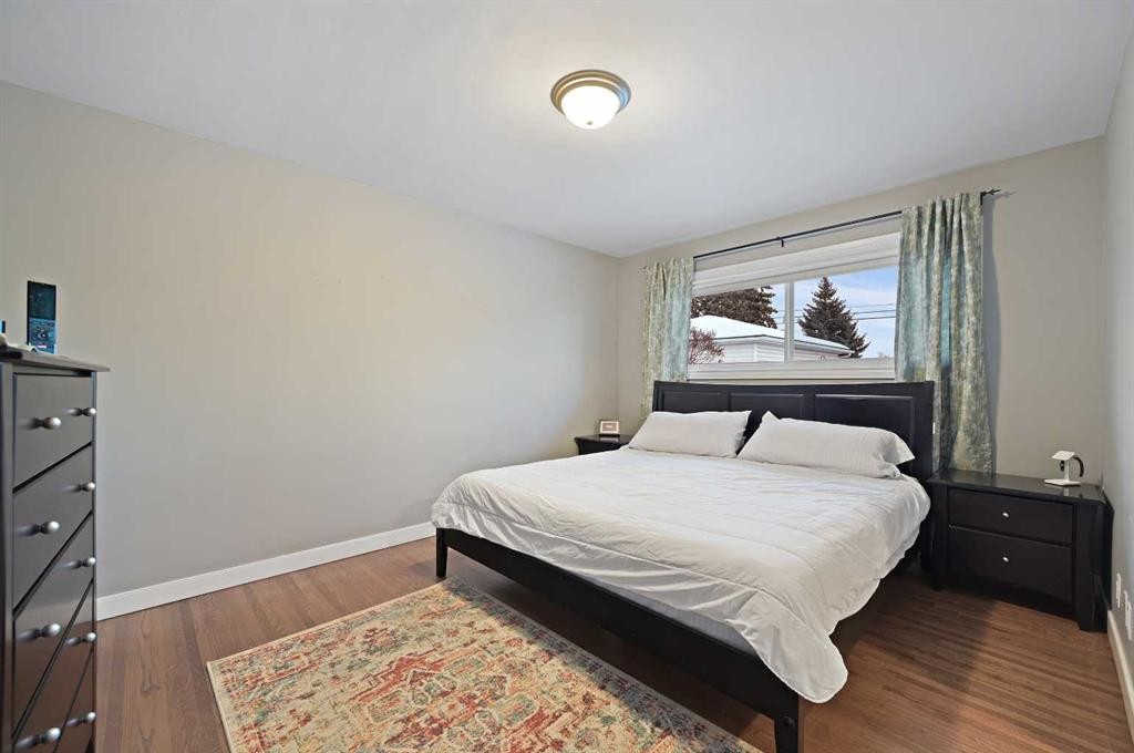 3124 49 Street Sw, Calgary, AB - Indoor Photo Showing Bedroom