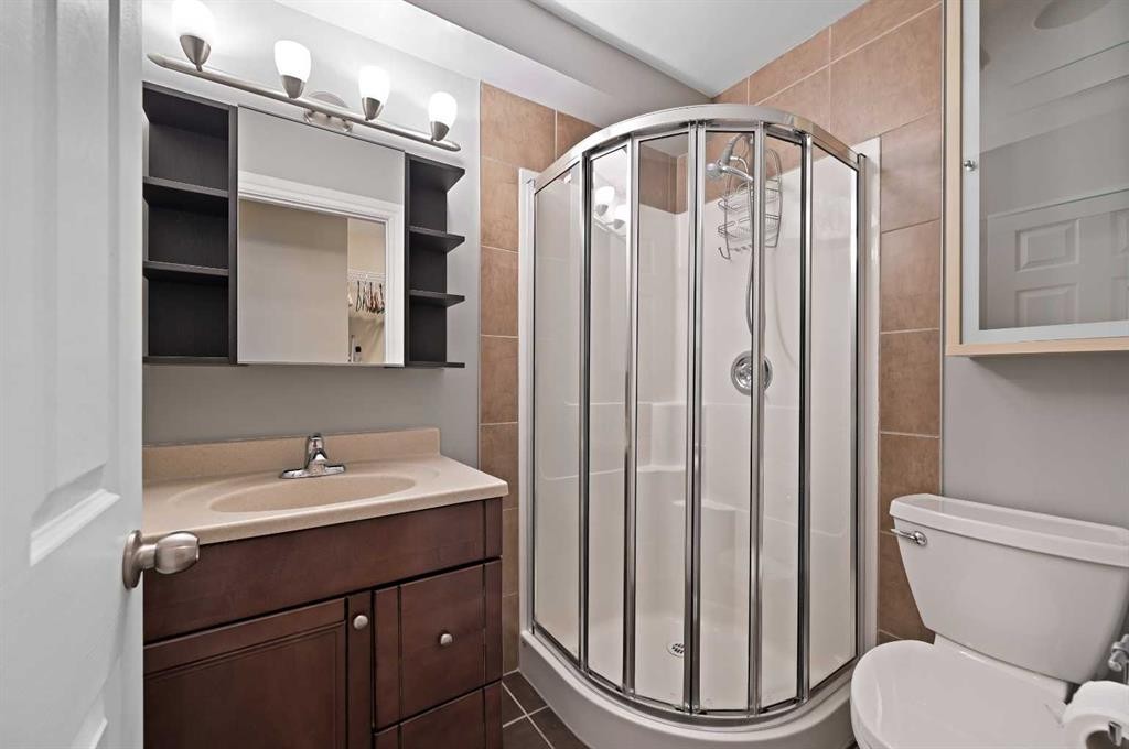 3124 49 Street Sw, Calgary, AB - Indoor Photo Showing Bathroom