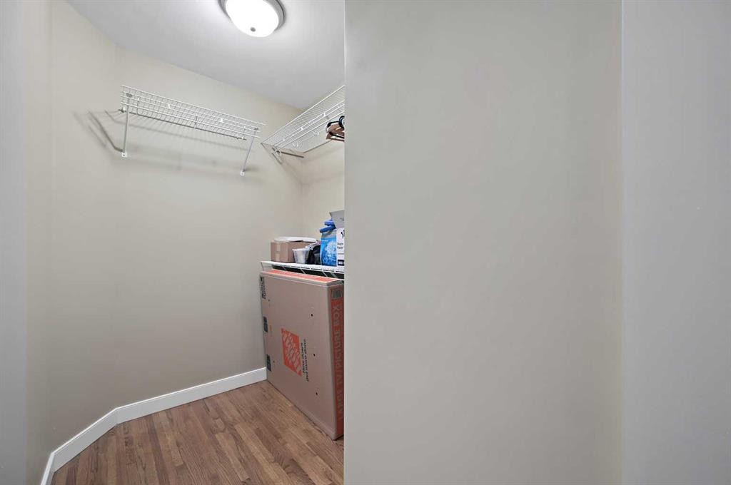 3124 49 Street Sw, Calgary, AB - Indoor