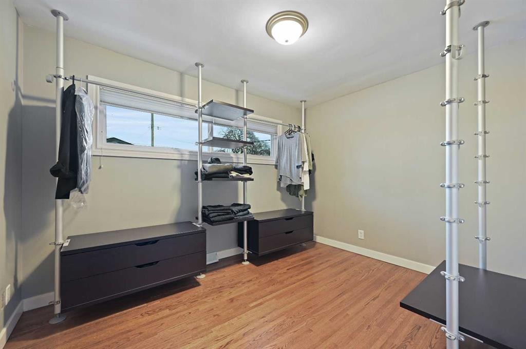 3124 49 Street Sw, Calgary, AB - Indoor Photo Showing Gym Room
