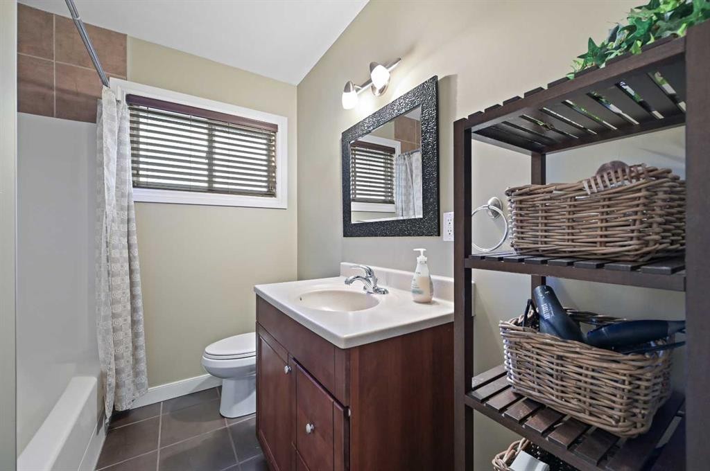 3124 49 Street Sw, Calgary, AB - Indoor Photo Showing Bathroom