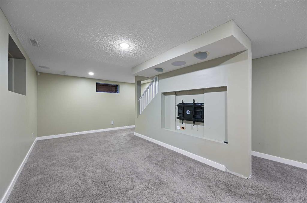 3124 49 Street Sw, Calgary, AB - Indoor