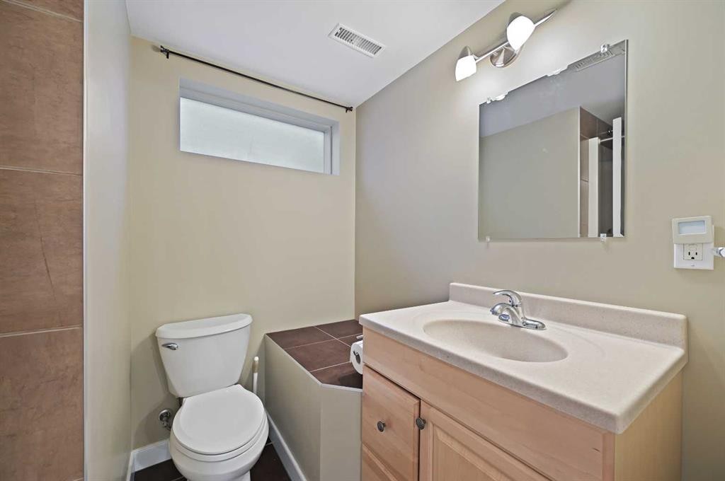 3124 49 Street Sw, Calgary, AB - Indoor Photo Showing Bathroom