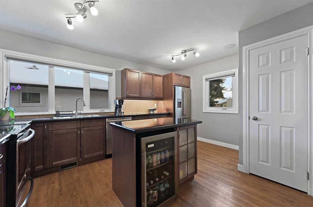 3124 49 Street Sw, Calgary, AB - Indoor Photo Showing Kitchen