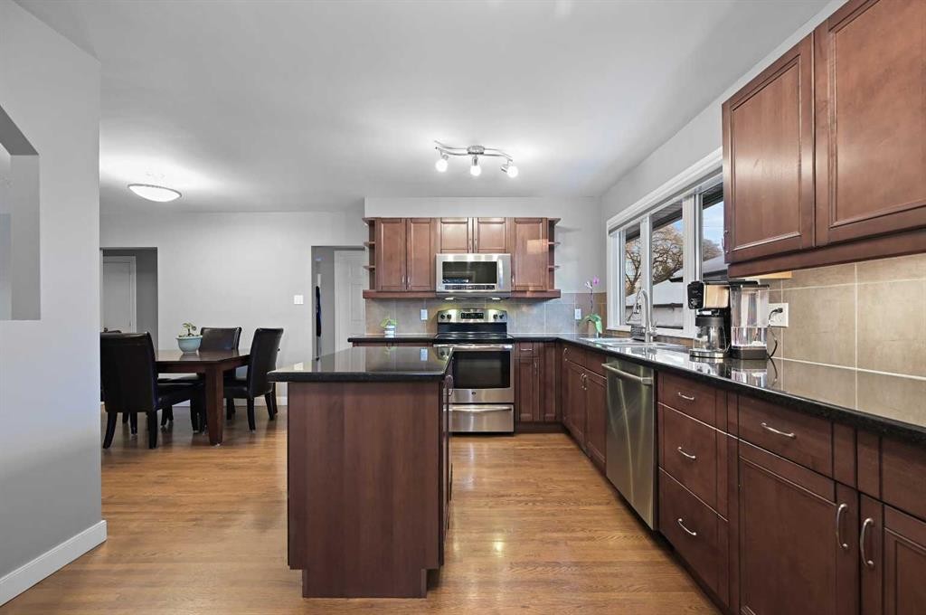 3124 49 Street Sw, Calgary, AB - Indoor Photo Showing Kitchen