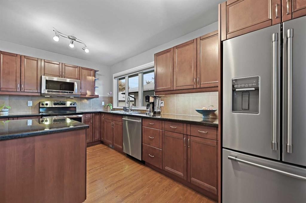 3124 49 Street Sw, Calgary, AB - Indoor Photo Showing Kitchen