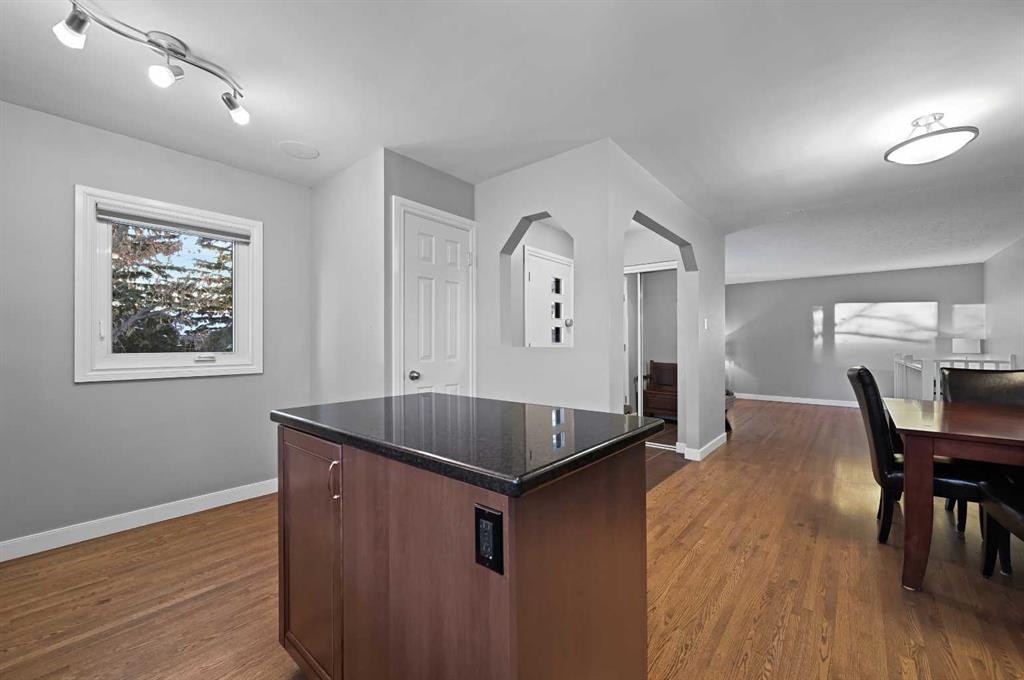 3124 49 Street Sw, Calgary, AB - Indoor Photo Showing Dining Room