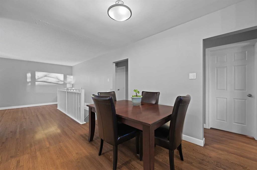 3124 49 Street Sw, Calgary, AB - Indoor Photo Showing Dining Room