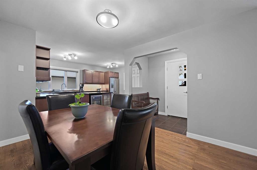 3124 49 Street Sw, Calgary, AB - Indoor Photo Showing Dining Room
