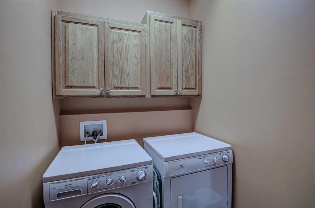 96 Hampstead Green Nw, Calgary, AB - Indoor Photo Showing Laundry Room