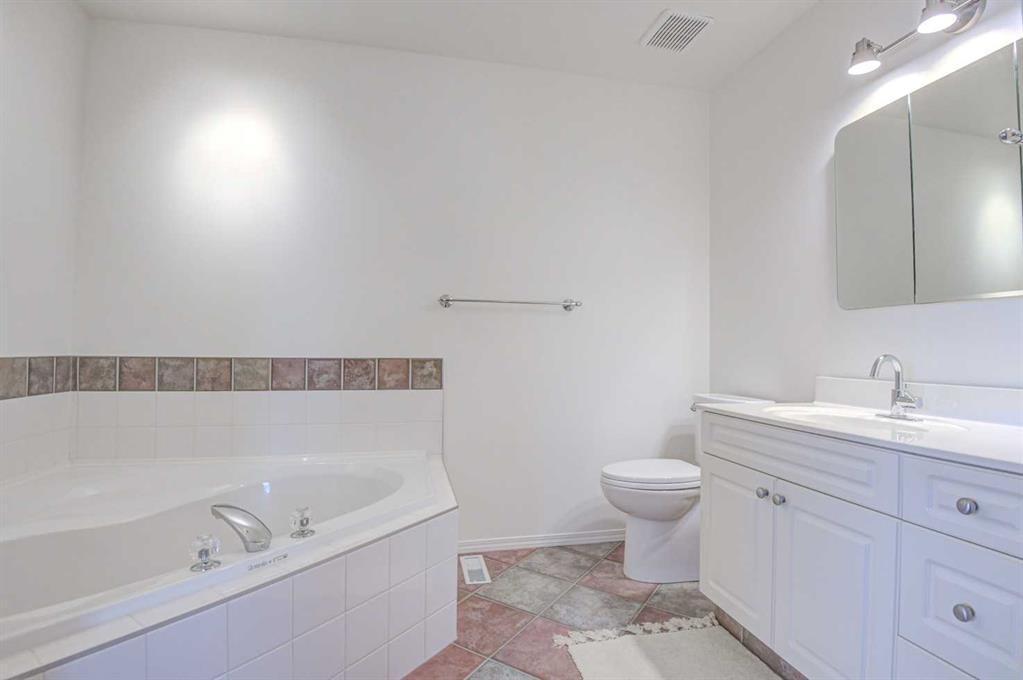 96 Hampstead Green Nw, Calgary, AB - Indoor Photo Showing Bathroom