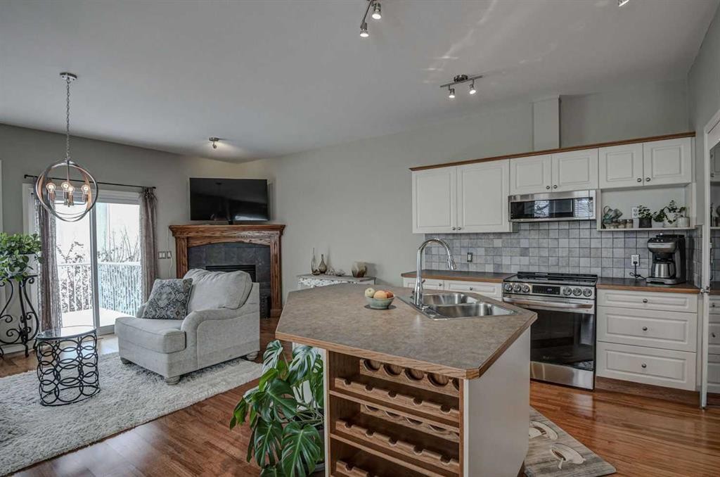 96 Hampstead Green Nw, Calgary, AB - Indoor With Fireplace