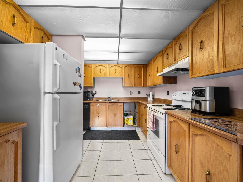 29 Millrise Lane Sw, Calgary, AB - Indoor Photo Showing Kitchen With Double Sink