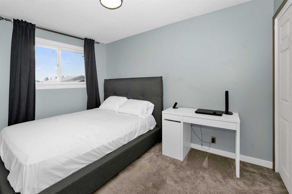 1059 Pinecliff Drive Ne, Calgary, AB - Indoor Photo Showing Bedroom