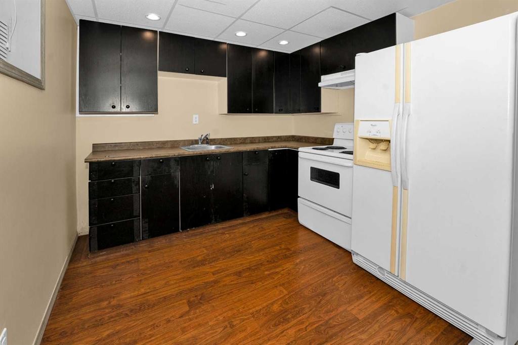 1059 Pinecliff Drive Ne, Calgary, AB - Indoor Photo Showing Kitchen