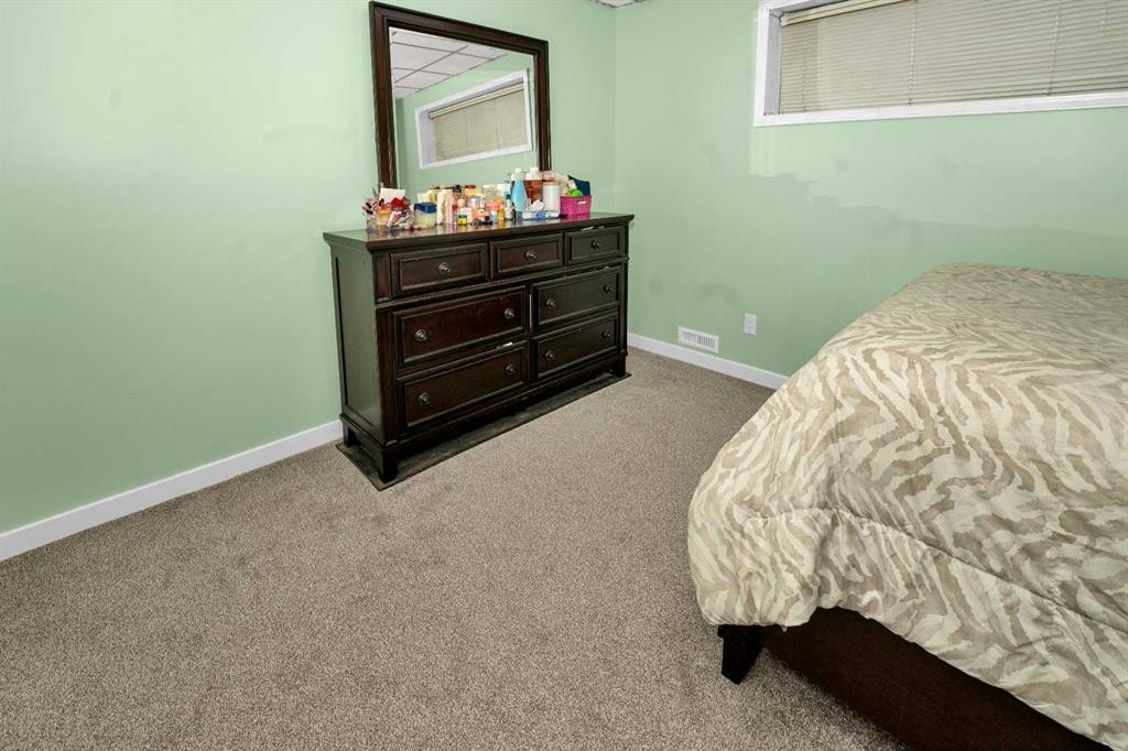 1059 Pinecliff Drive Ne, Calgary, AB - Indoor Photo Showing Bedroom