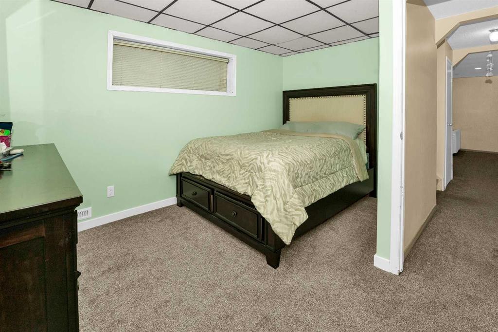 1059 Pinecliff Drive Ne, Calgary, AB - Indoor Photo Showing Bedroom