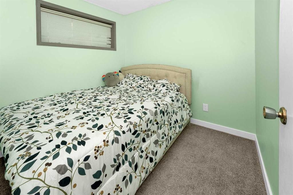 1059 Pinecliff Drive Ne, Calgary, AB - Indoor Photo Showing Bedroom