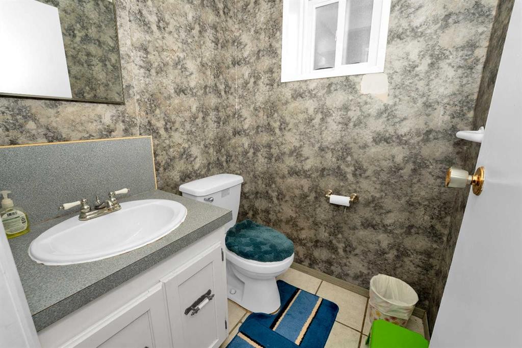 1059 Pinecliff Drive Ne, Calgary, AB - Indoor Photo Showing Bathroom