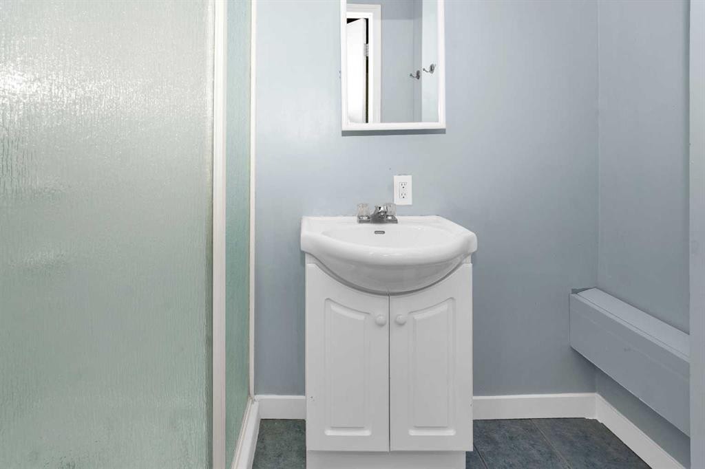 1059 Pinecliff Drive Ne, Calgary, AB - Indoor Photo Showing Bathroom