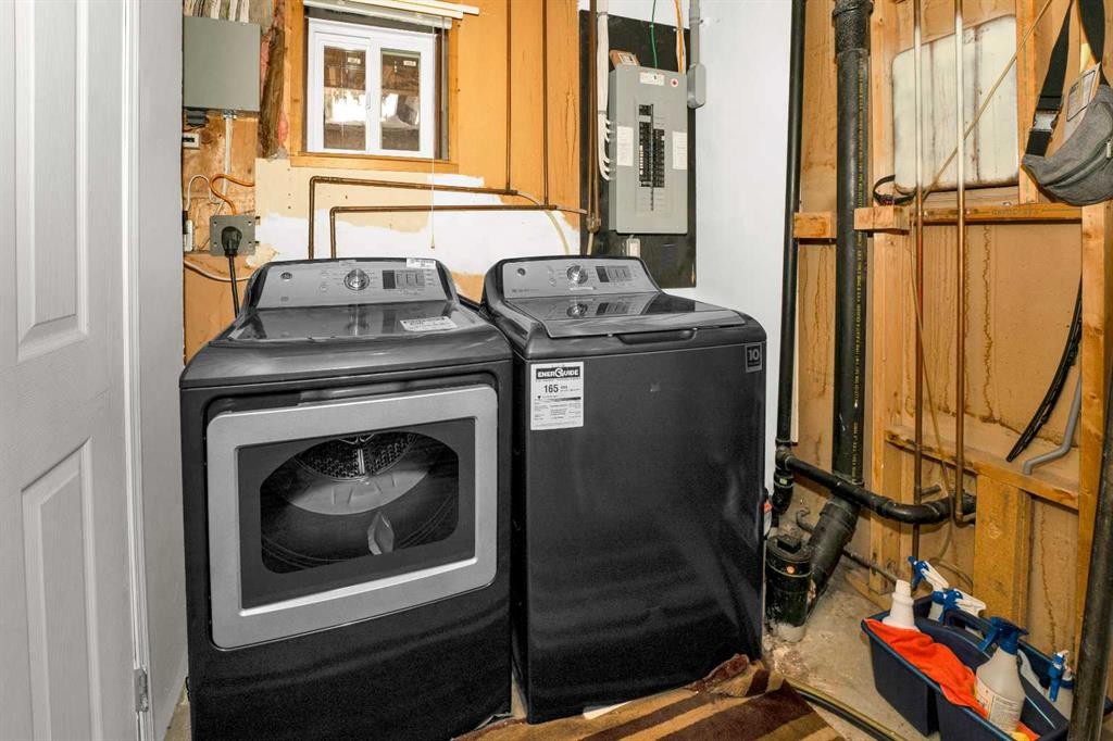 1059 Pinecliff Drive Ne, Calgary, AB - Indoor Photo Showing Laundry Room